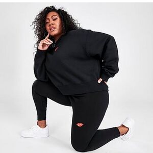 New Nike Women's matching sweatpanyq/shorts. .
